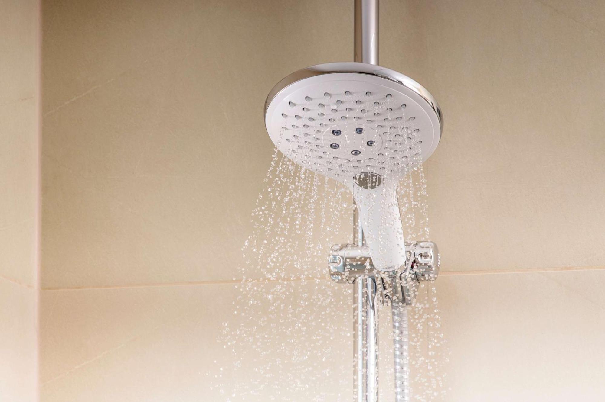Nh Collection Bogota Andino Royal Hotel Luaran gambar A shower in operation